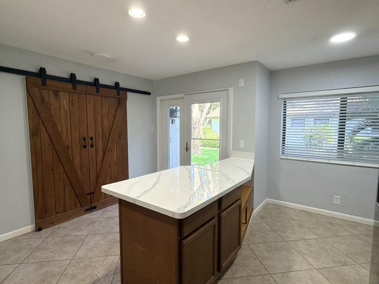 4075 Palm Forest Dr N - Photo 2 of 32