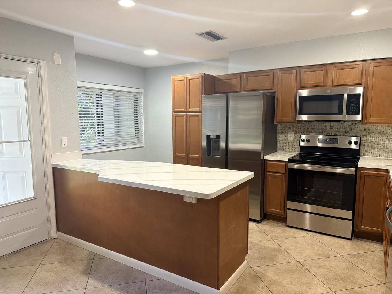 4075 Palm Forest Dr N - Photo 4 of 32