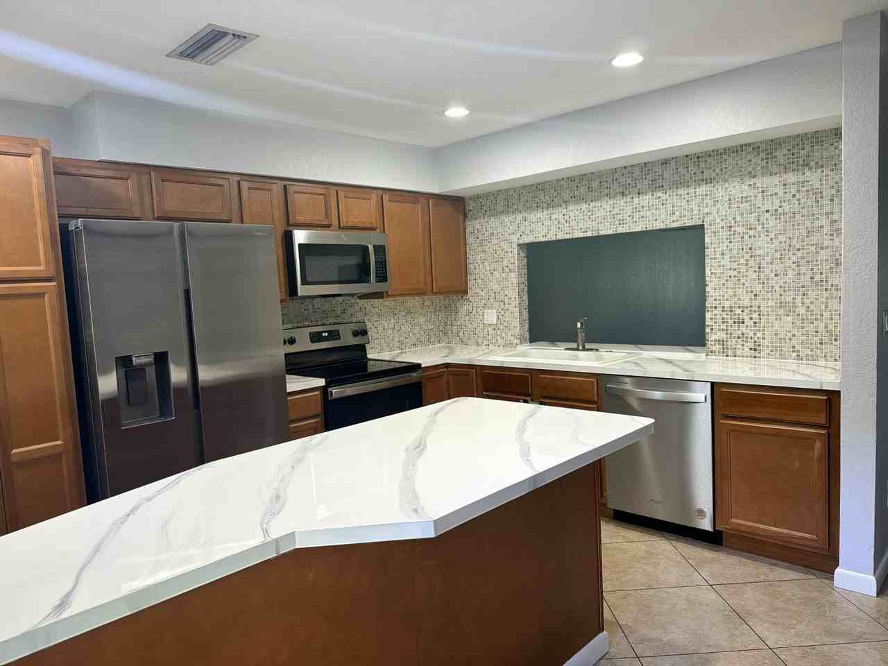 4075 Palm Forest Dr N - Photo 5 of 32