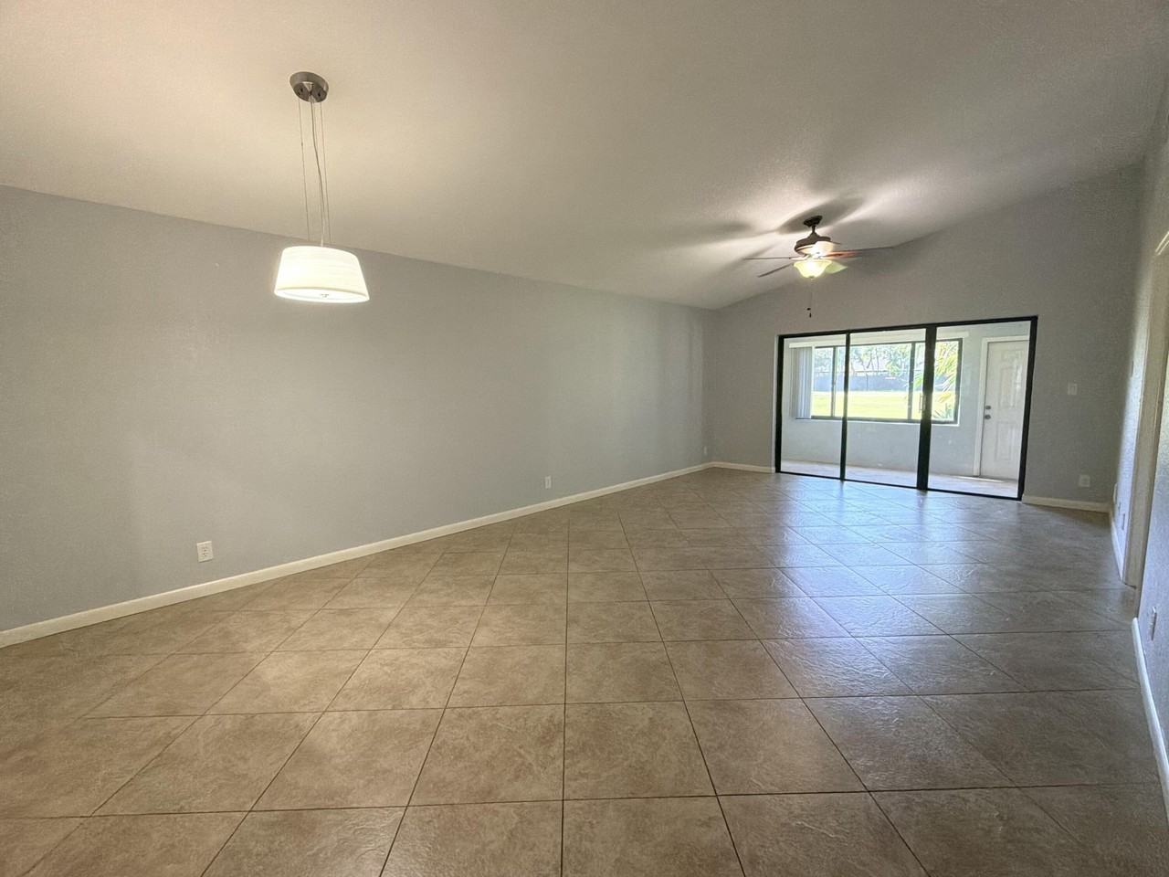 4075 Palm Forest Dr N - Photo 7 of 32