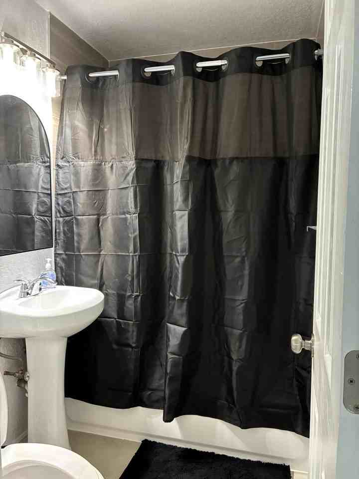 1558 Nw 5th Ave - Photo 2 of 9