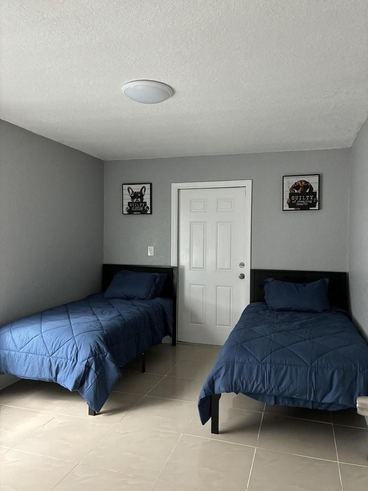 1558 Nw 5th Ave - Photo 5 of 9