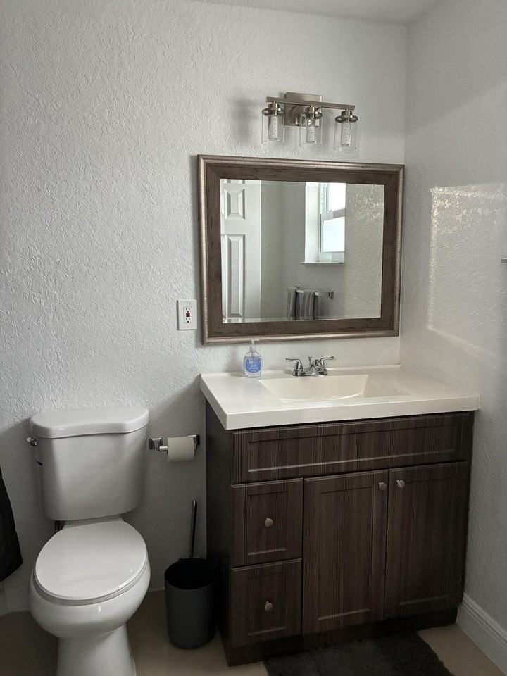 1558 Nw 5th Ave - Photo 6 of 9