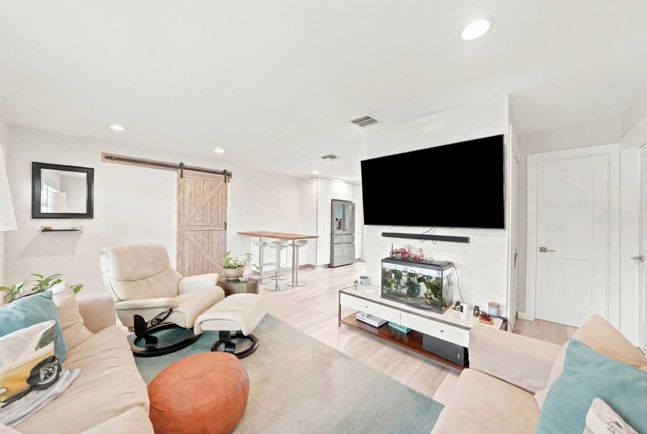 3140 Ne 12th Ave - Photo 5 of 18