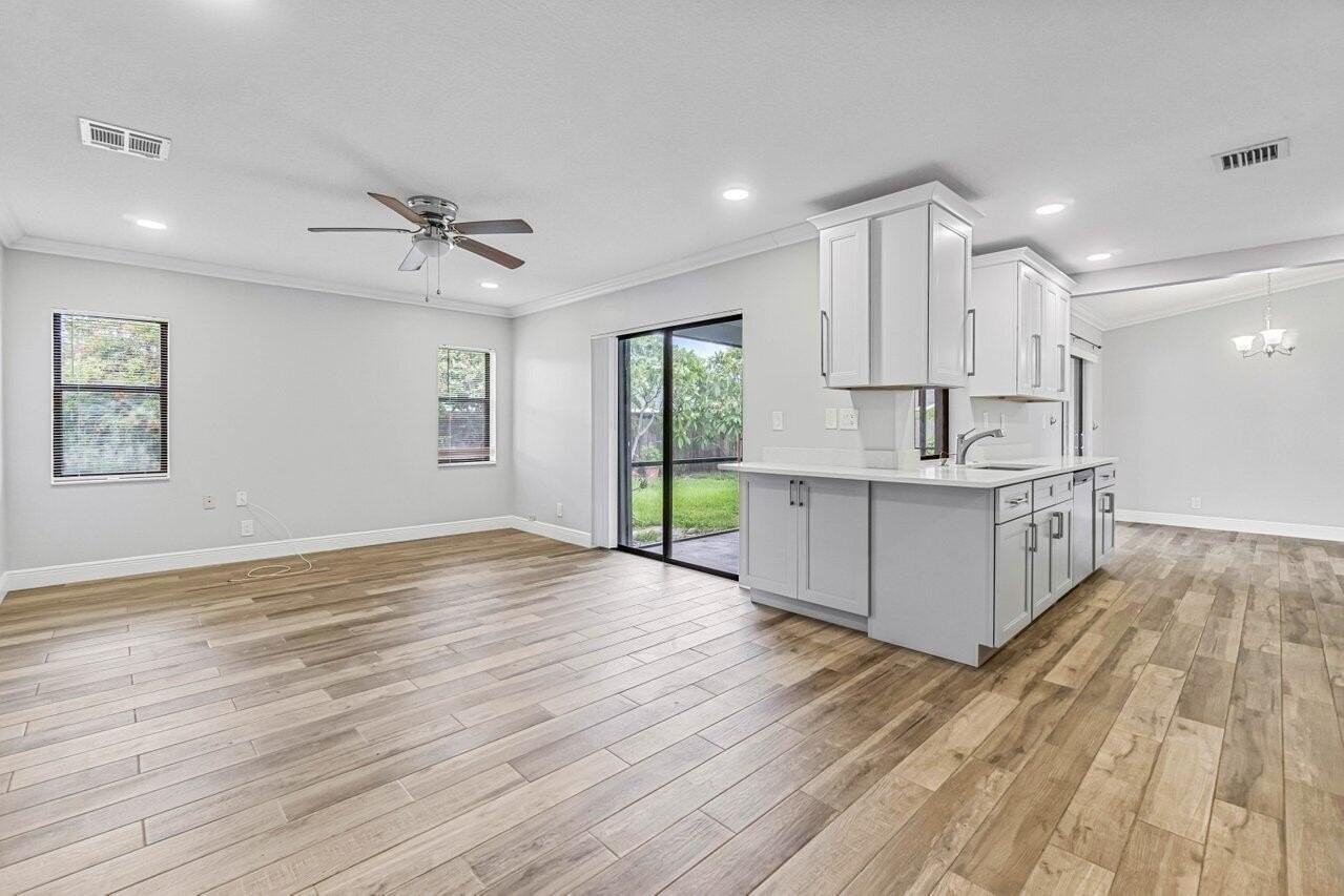 1849 Tulip Ln - Photo 5 of 28