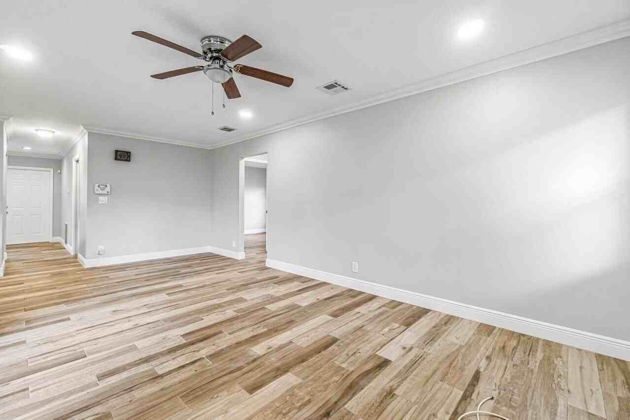 1849 Tulip Ln - Photo 7 of 28