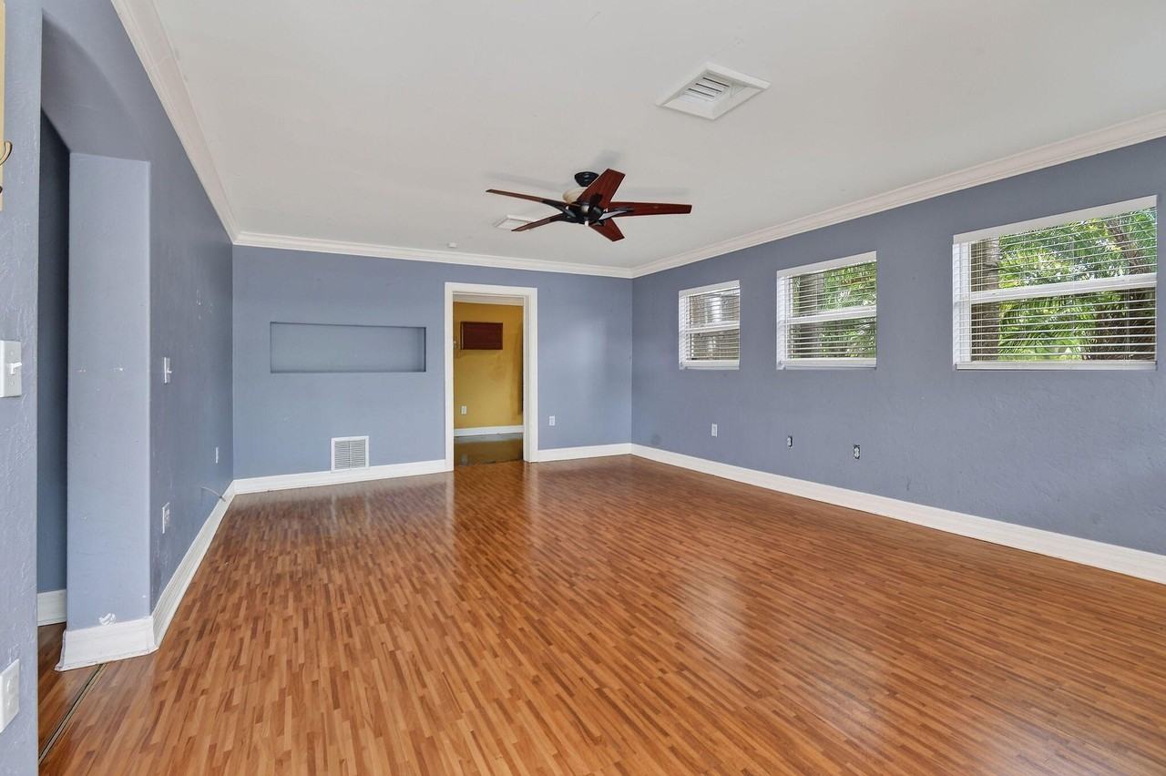 1005 Selkirk St - Photo 4 of 34
