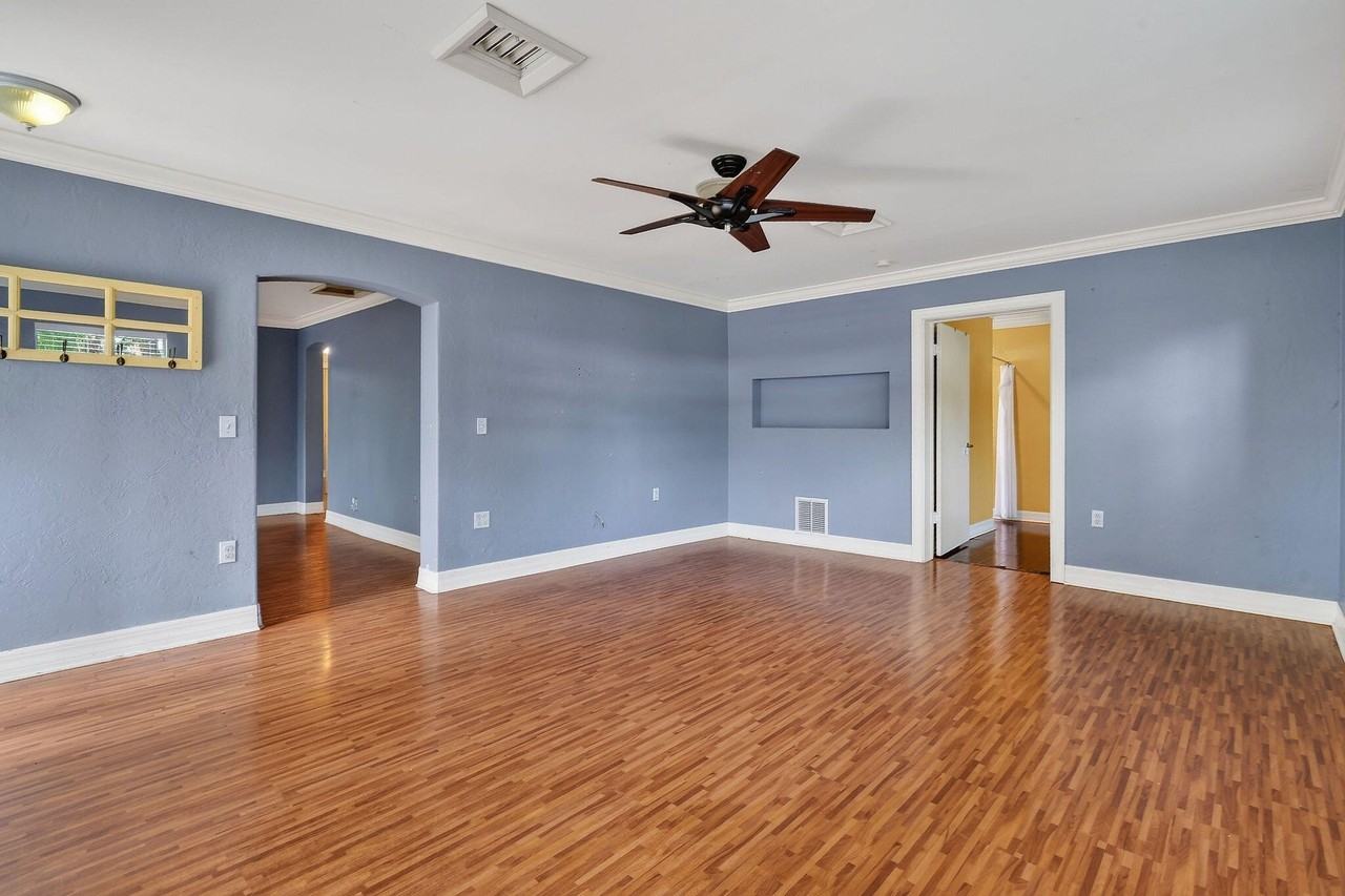 1005 Selkirk St - Photo 5 of 34