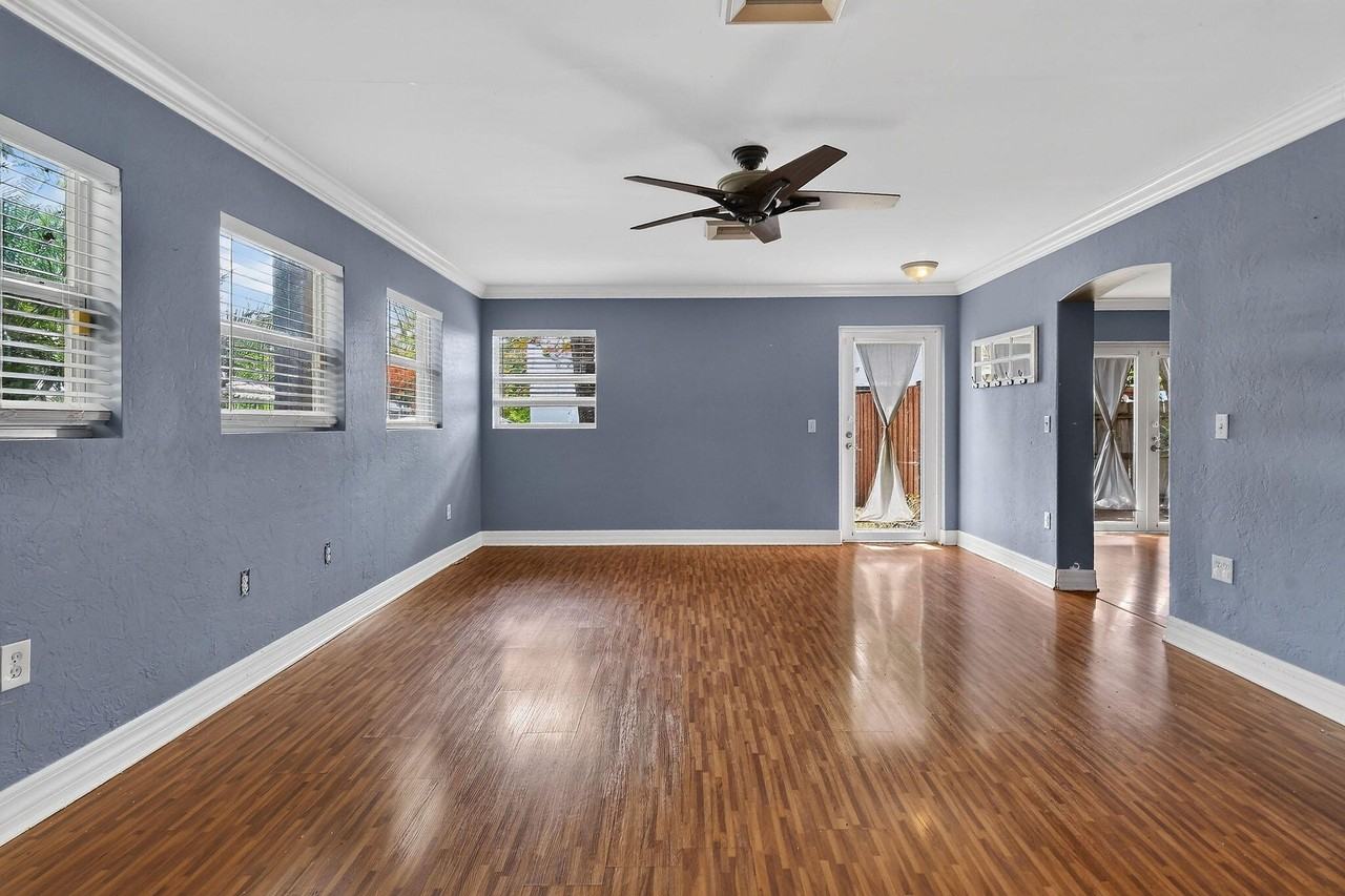 1005 Selkirk St - Photo 6 of 34