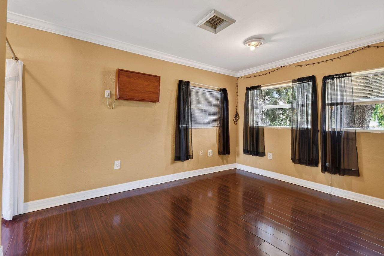 1005 Selkirk St - Photo 7 of 34