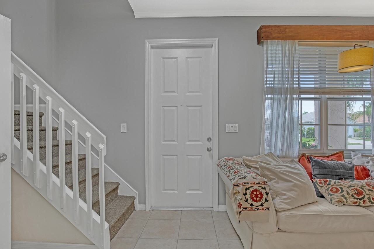 10751 Oak Bend Way - Photo 3 of 33