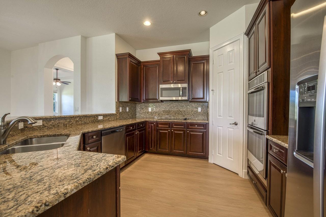 172 Manor Cir - Photo 3 of 50