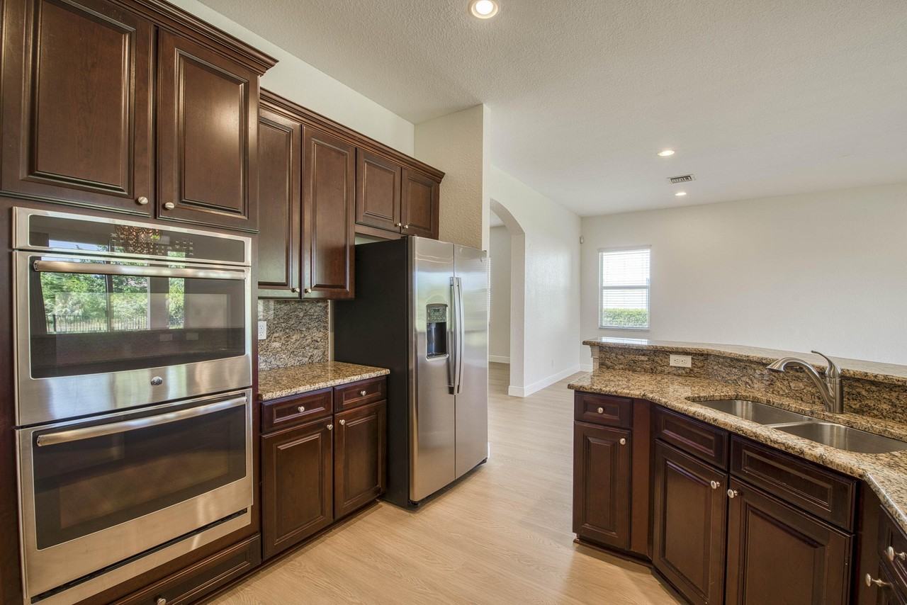 172 Manor Cir - Photo 4 of 50
