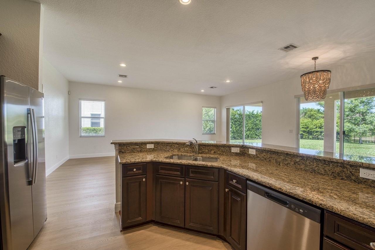 172 Manor Cir - Photo 5 of 50