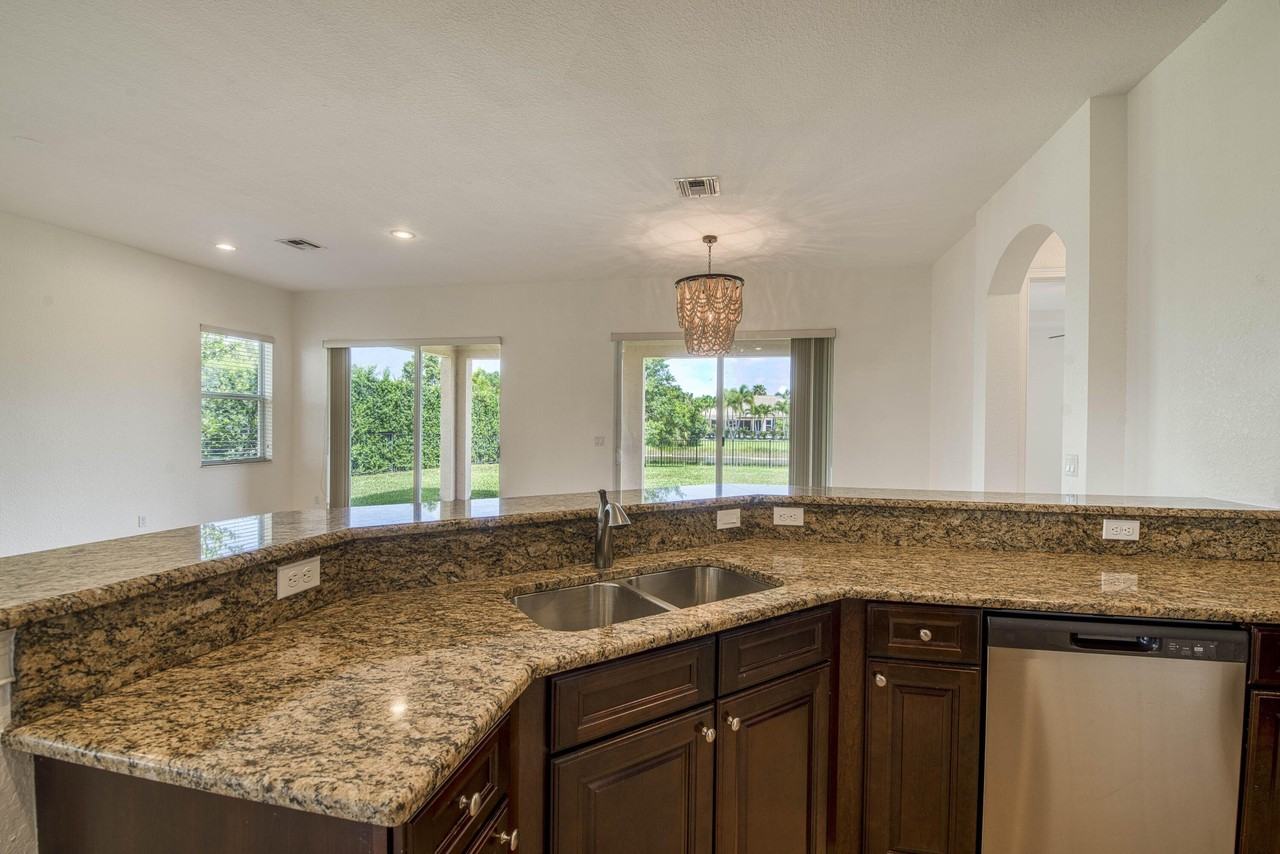 172 Manor Cir - Photo 6 of 50