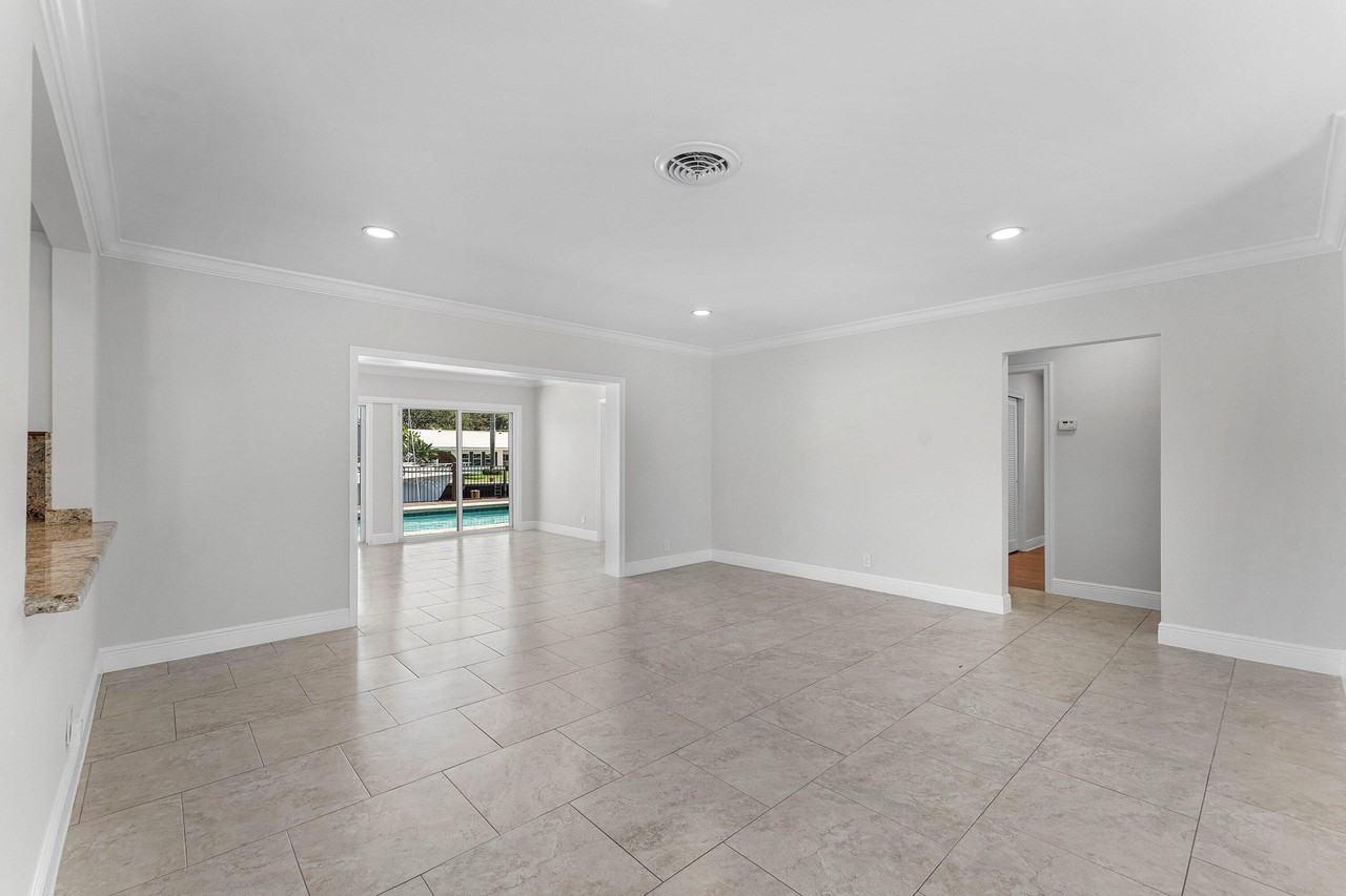 1525 Se 6th St - Photo 5 of 49