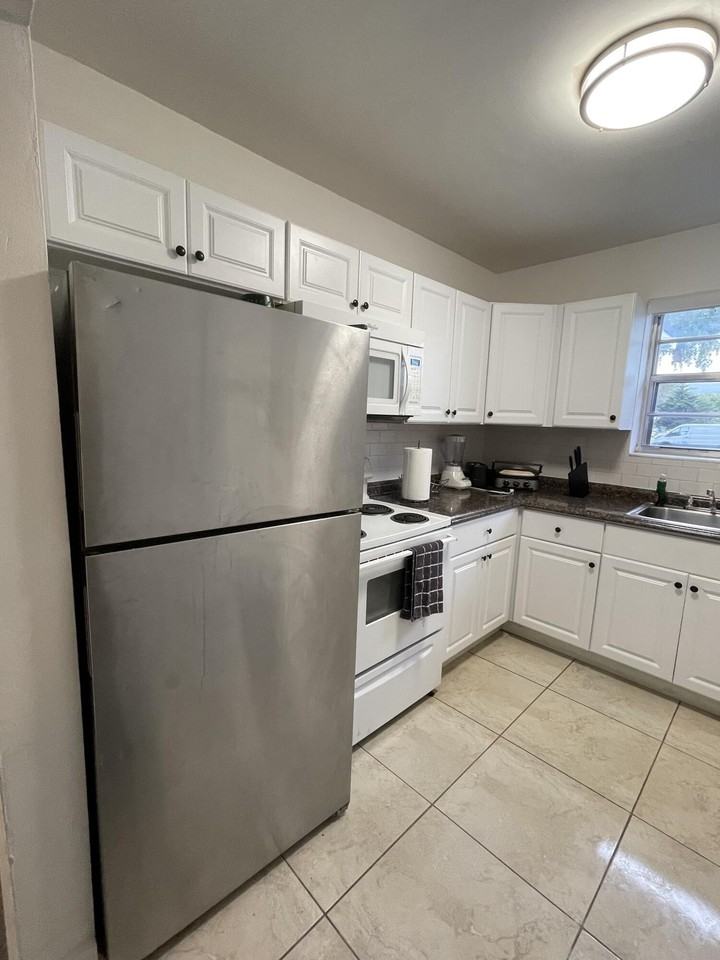 1401 N 16th Ct - Photo 7 of 17