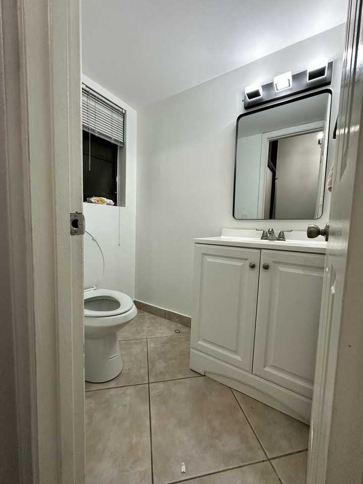 4823 Nw 9th Ave - Photo 6 of 10
