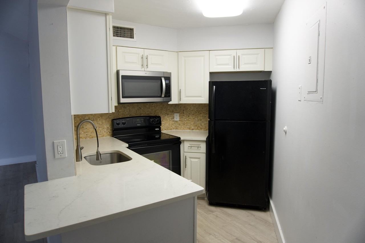 213 Lake Pointe Dr #211 - Photo 5 of 28