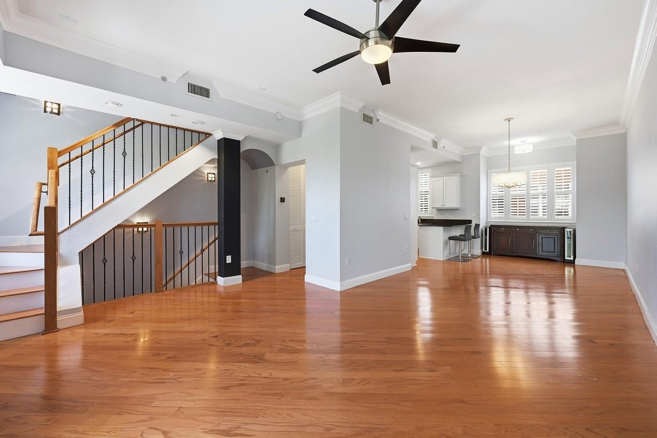 542 Ne 7th Ave #2 - Photo 4 of 44
