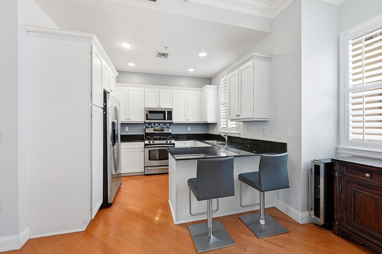 542 Ne 7th Ave #2 - Photo 6 of 44