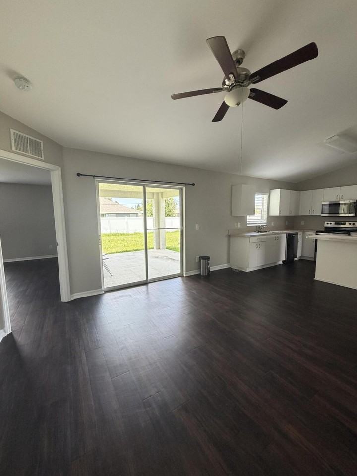 581 Nw Goldcoast Ave - Photo 2 of 19