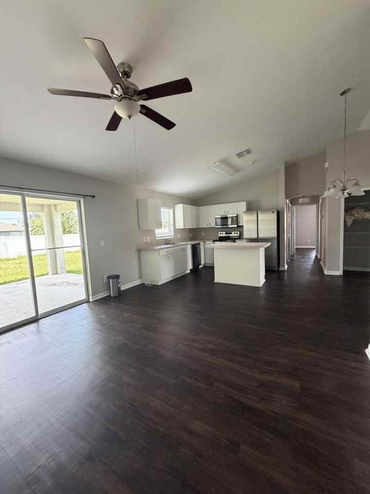 581 Nw Goldcoast Ave - Photo 3 of 19