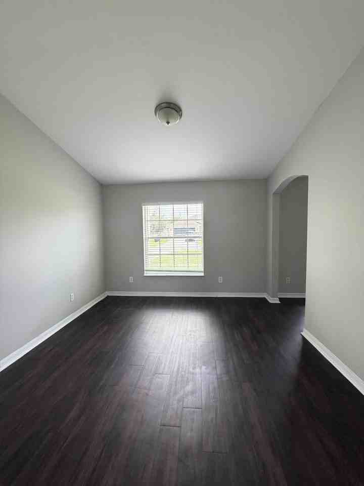 581 Nw Goldcoast Ave - Photo 5 of 19