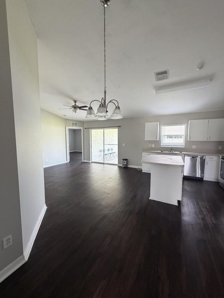 581 Nw Goldcoast Ave - Photo 6 of 19