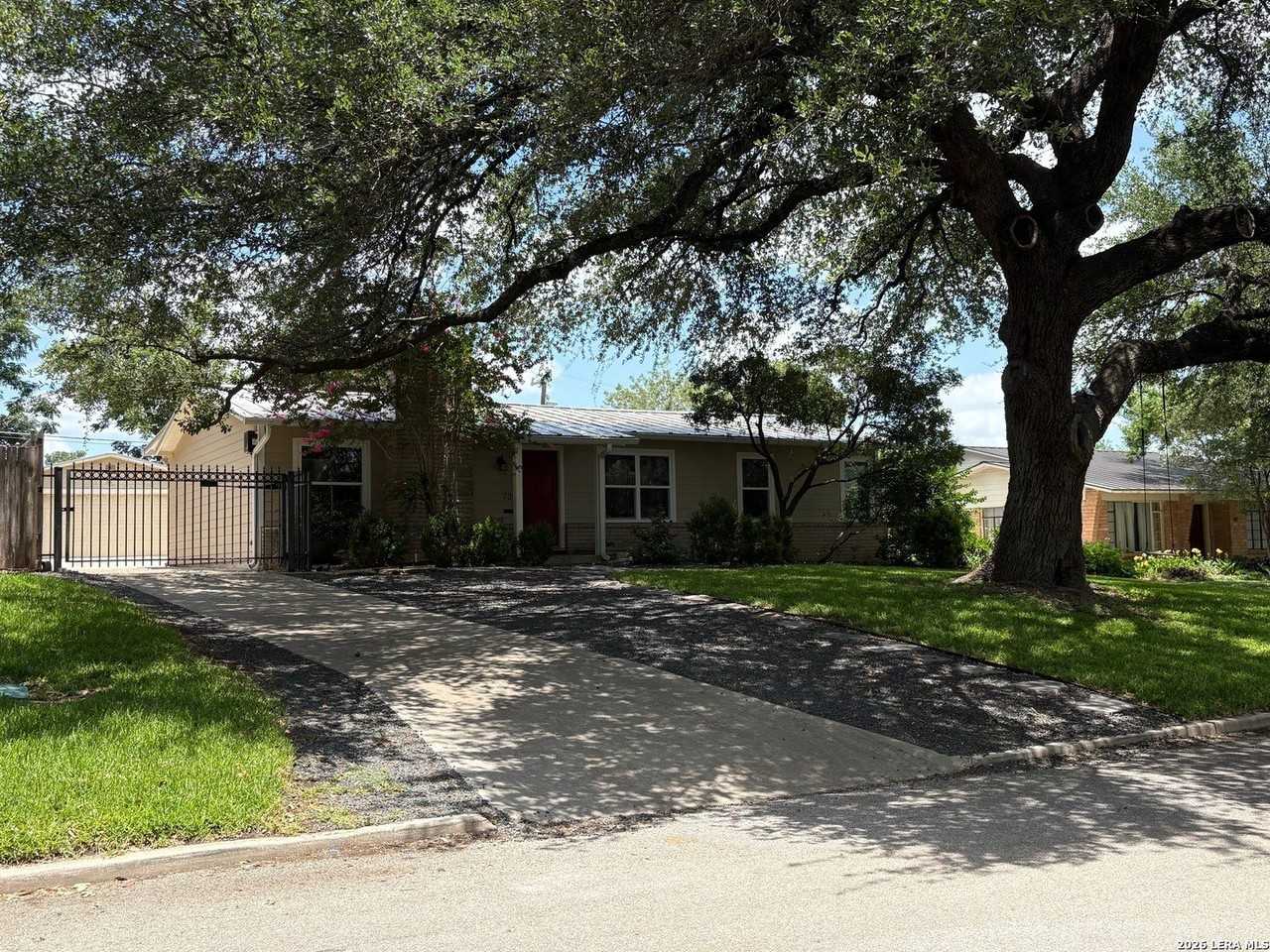 737 Morningside Dr - Photo 2 of 31
