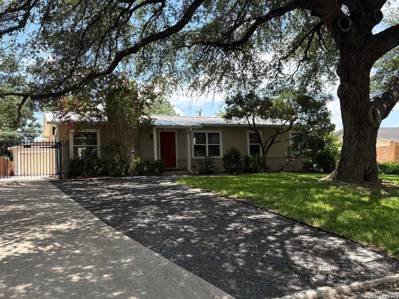737 Morningside Dr - Photo 3 of 31