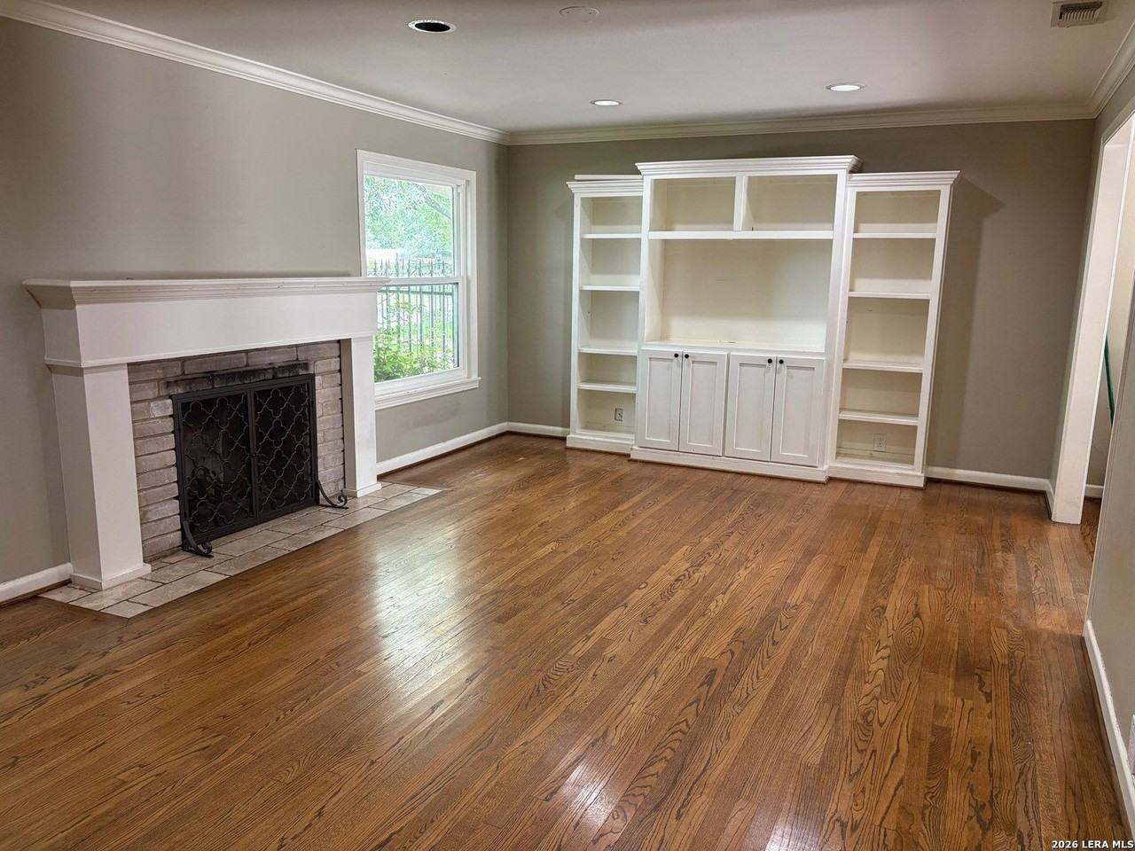 737 Morningside Dr - Photo 4 of 31