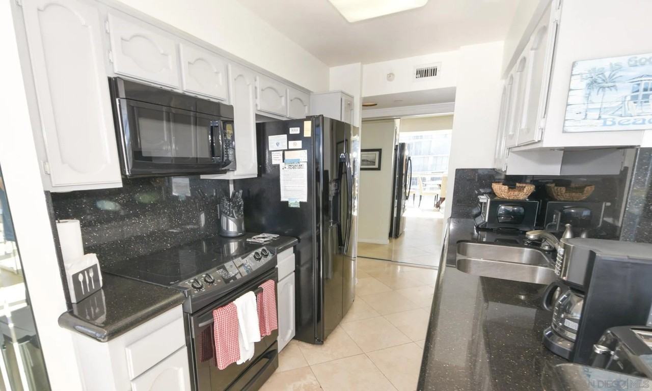 1810 Avenida Del Mundo #702 - Photo 6 of 31