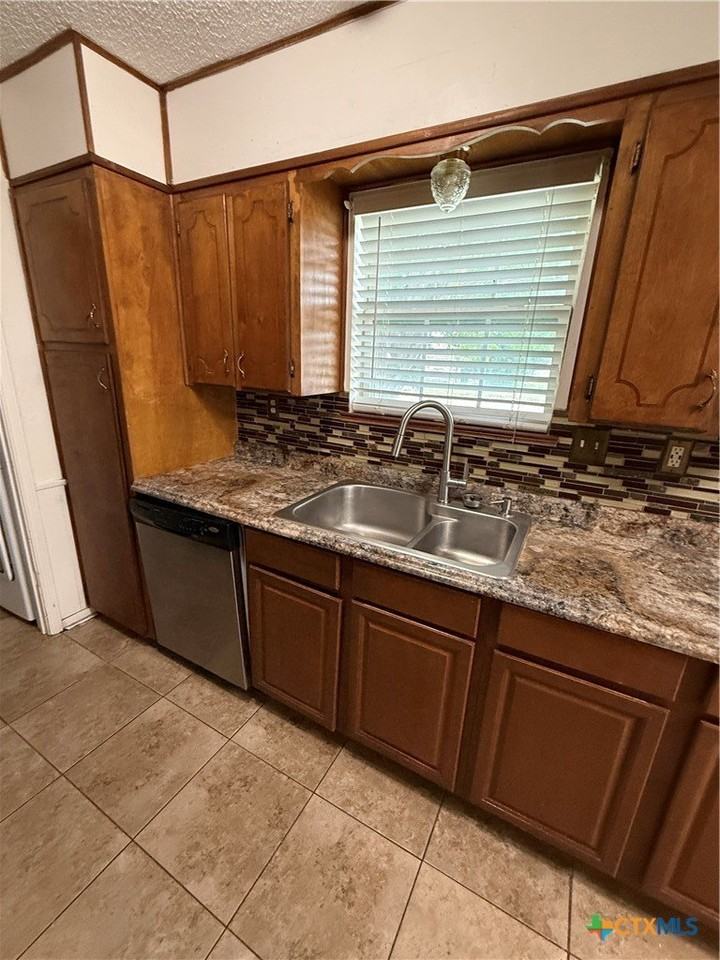 2401 Ridglea Ct - Photo 5 of 13