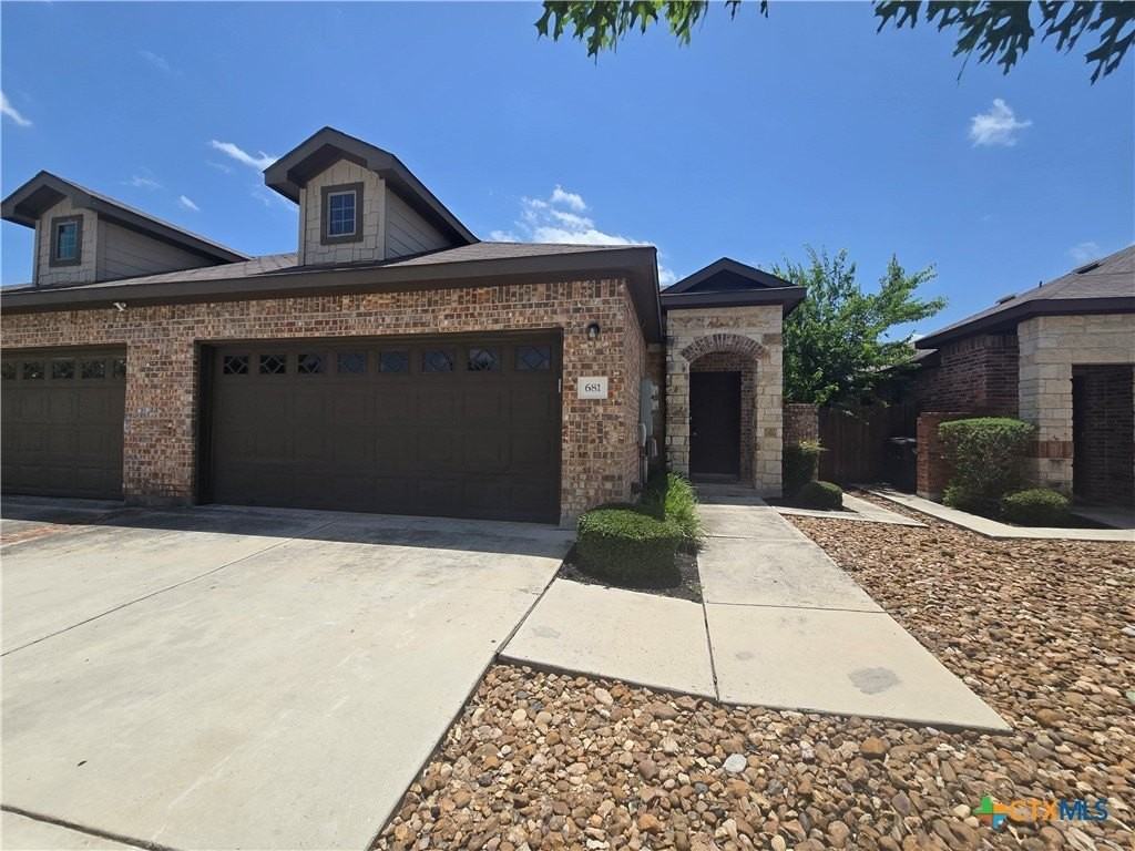 685 Creekside Cir - Photo 2 of 18