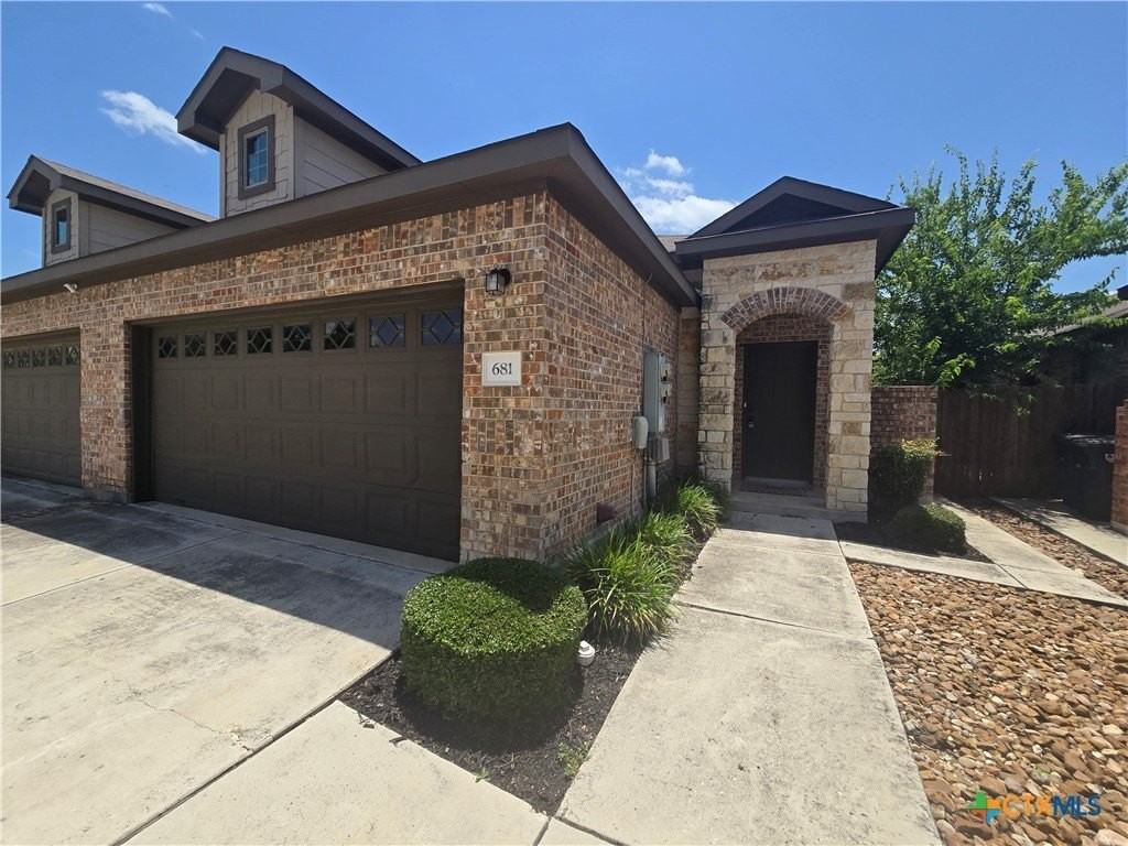 685 Creekside Cir - Photo 3 of 18