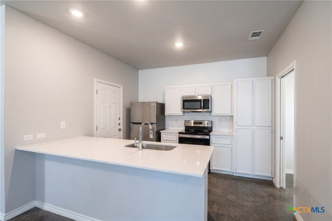 300 Lowes Blvd #B - Photo 7 of 19