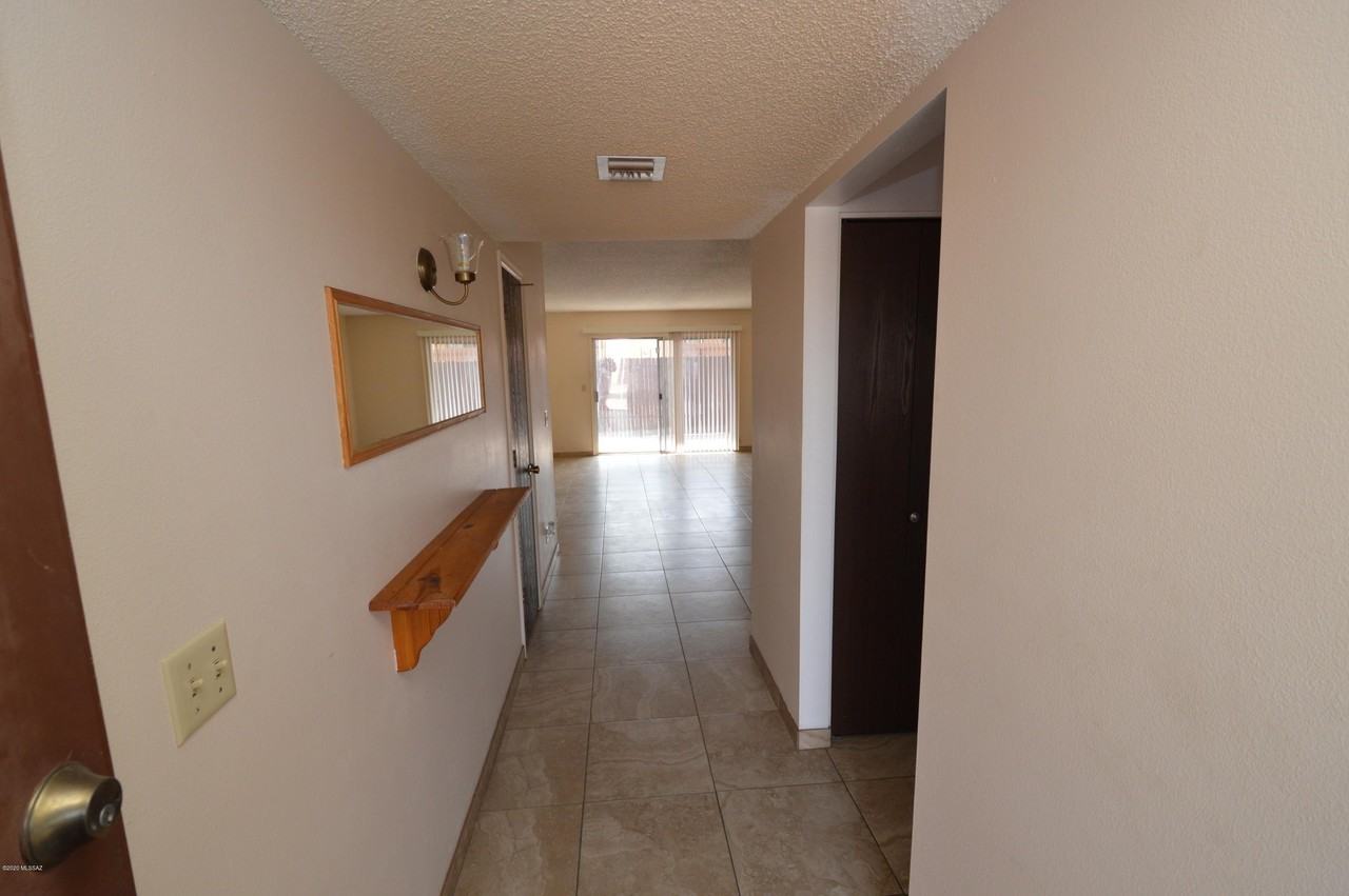 731 S Pantano Pkwy - Photo 2 of 13