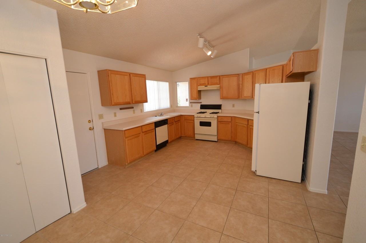 7930 S Danforth Ave - Photo 3 of 11