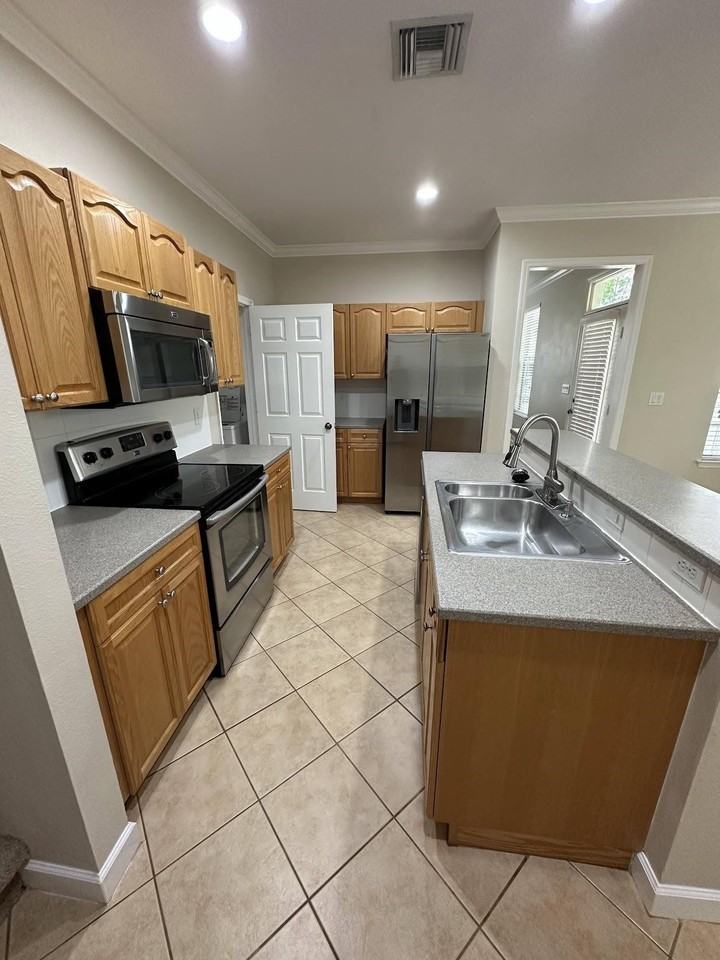 3972 Shumard Oak Blvd - Photo 4 of 16