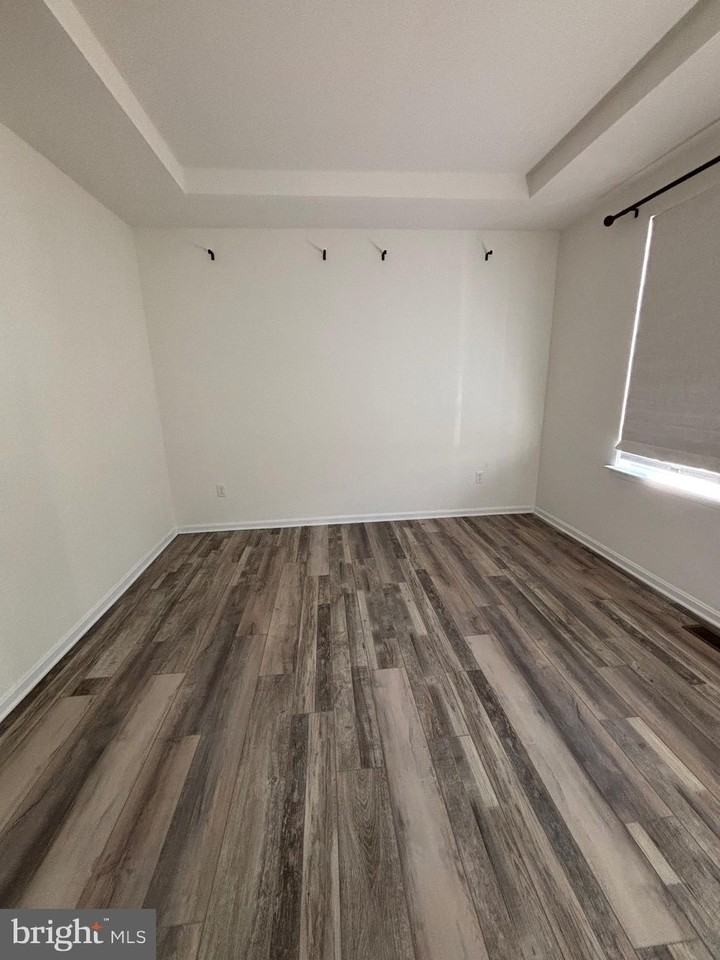 220 Fox St - Photo 4 of 22