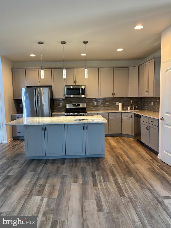 220 Fox St - Photo 7 of 22