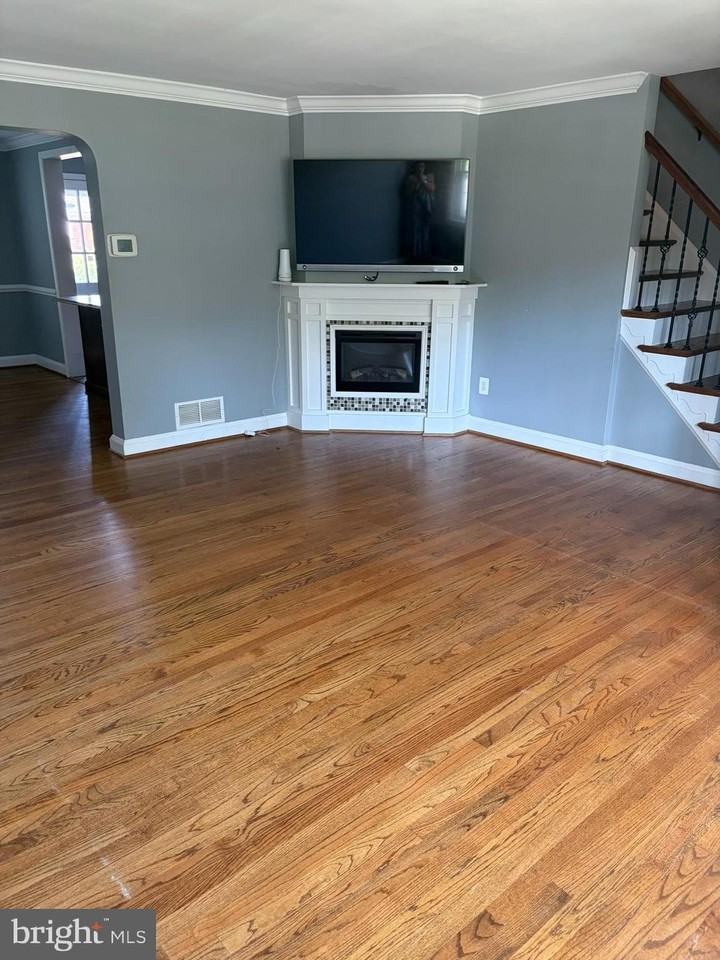1543 Cottage Ln - Photo 4 of 50
