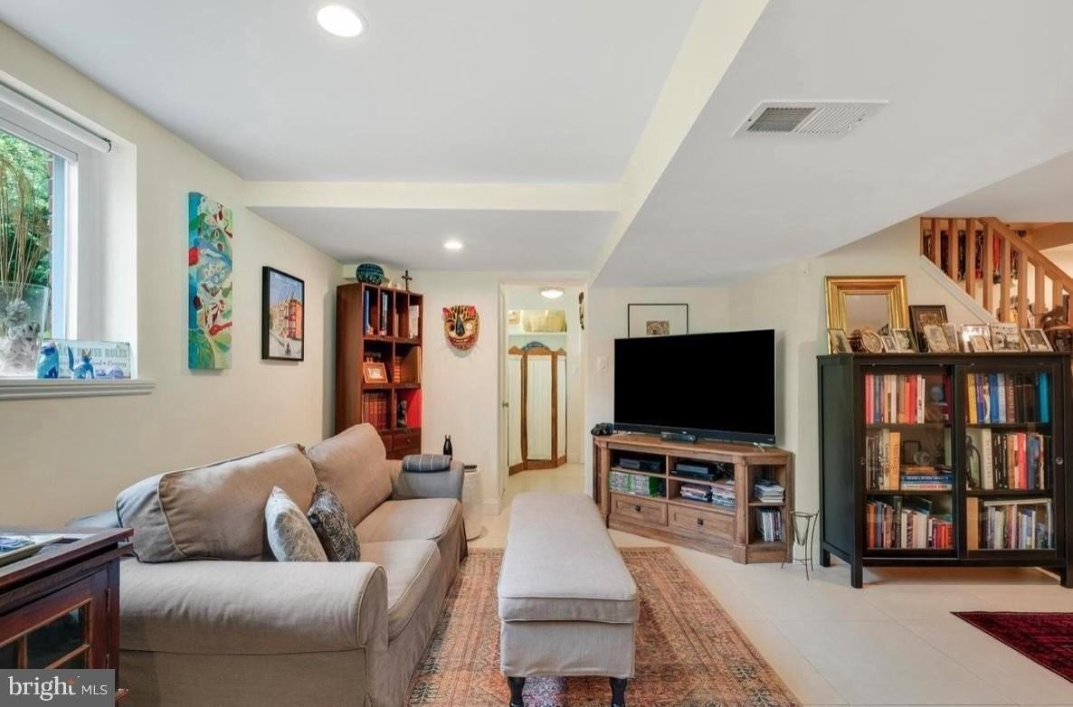 9504 Milstead Dr - Photo 4 of 24