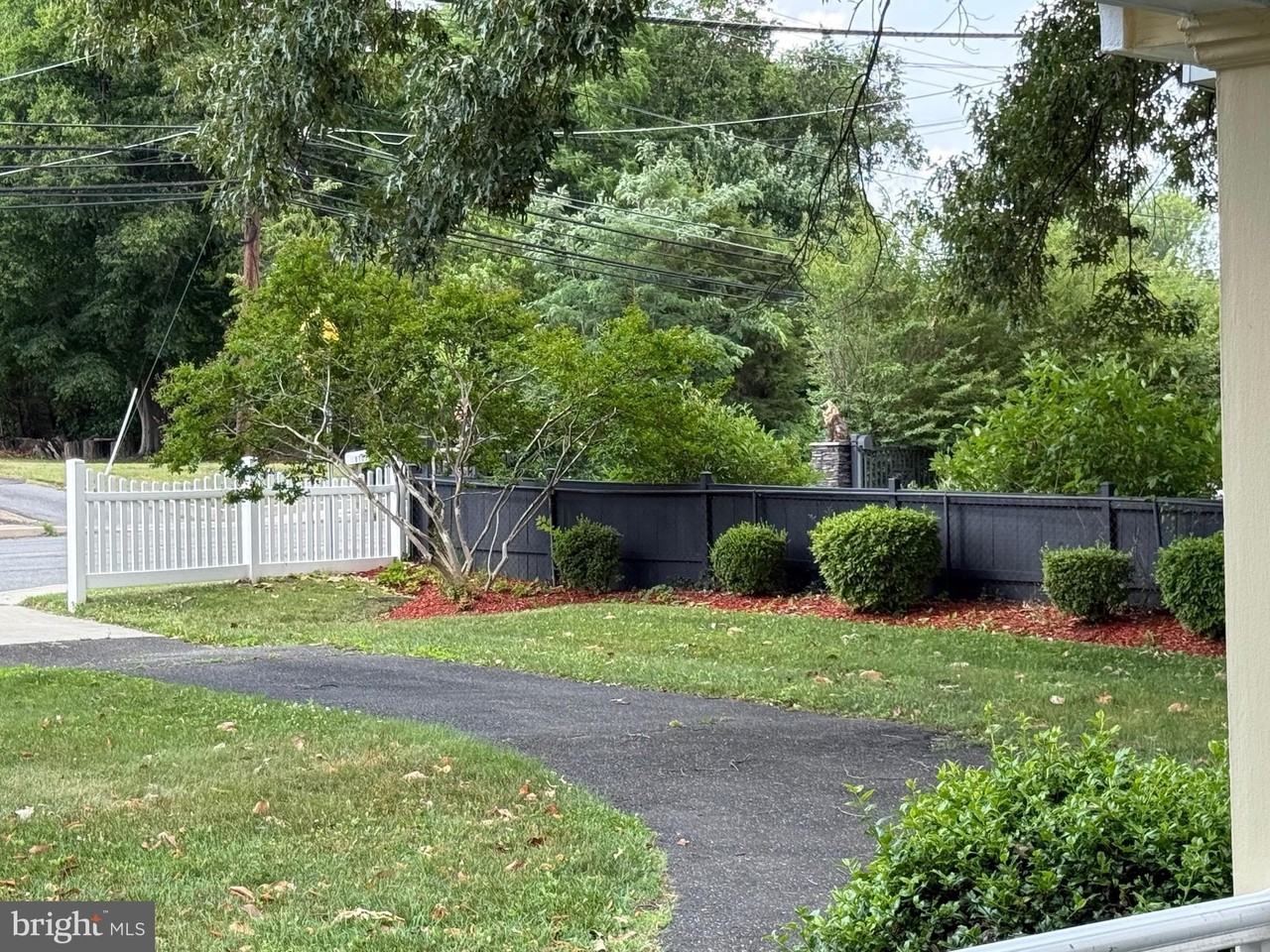 8110 Allentown Rd - Photo 5 of 41