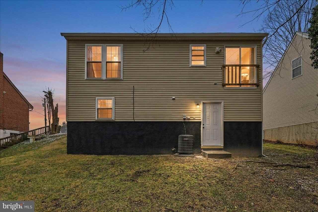 6915 Adel St - Photo 2 of 31