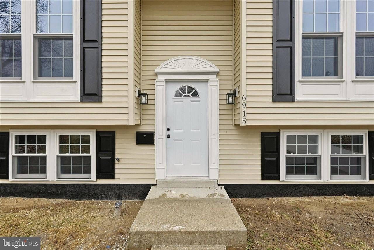 6915 Adel St - Photo 3 of 31
