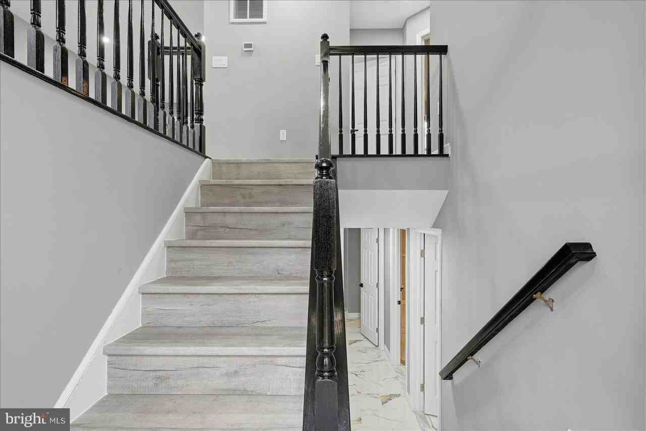 6915 Adel St - Photo 4 of 31