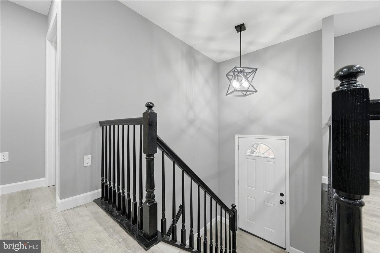 6915 Adel St - Photo 6 of 31