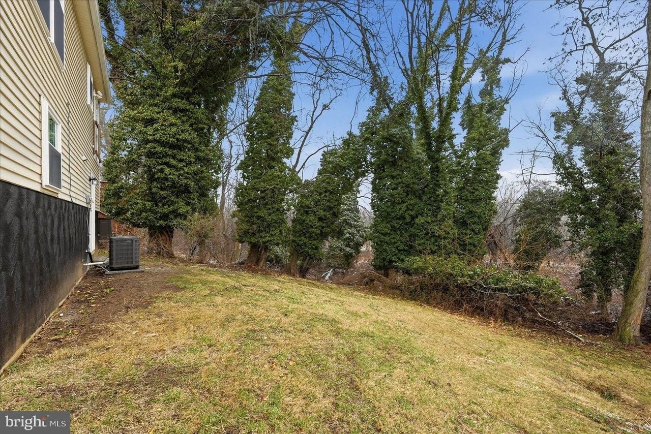 6915 Adel St - Photo 7 of 31